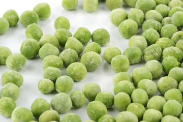 Guisantes congelados sobre fondo blanco