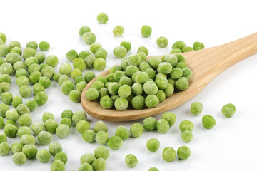 Guisantes congelados y una cuchara de madera sobre fondo blanco