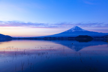 夜明けの富士山、山梨県河口湖大石公園にて