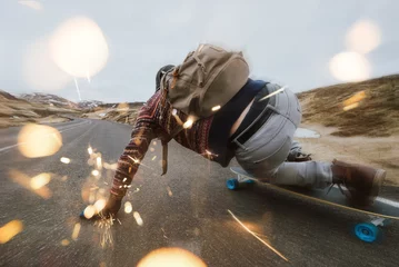  Skater die door IJsland reist op zijn longboard © oneinchpunch