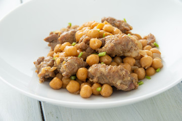 Stufato di ceci e salsiccia di maiale