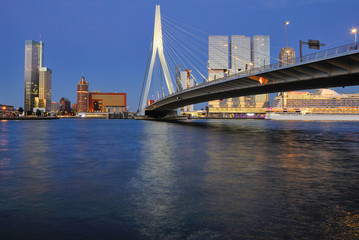 Fototapeta na wymiar Nachtaufnahme der Erasmusbrücke Rotterdam