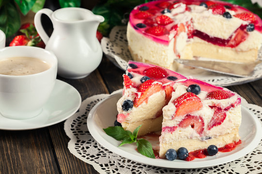 Cheesecake with strawberries, blueberry and jelly