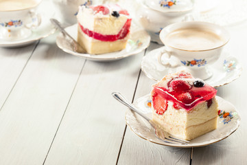 Cheesecake with strawberries, blueberry and jelly