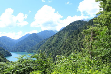 Fototapeta na wymiar The lake and the mountains