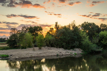 Krajobraz letni nad dziką rzeką