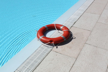 Rettungsring liegt am Pool im Urlaub