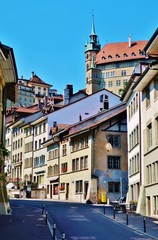 Fribourg, Schweiz, Altstadtgasse mit Rathaus