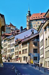 Obraz premium Fribourg, Schweiz, Altstadtgasse mit Rathaus