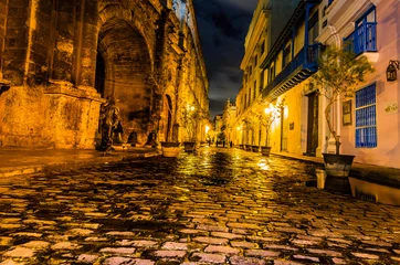Zelfklevend Fotobehang Nachtreisfotografie in Havana, Cuba. De koloniale architectuur van Havana. Met kalksteen geplaveide straten gloeien in de nacht. © Vlad Ispas