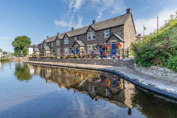 Cottages reflecting in the water of  Brecon Canal basin  in Brecon town, Brecon Beacons National Park, Wales, UK - obrazy, fototapety, plakaty