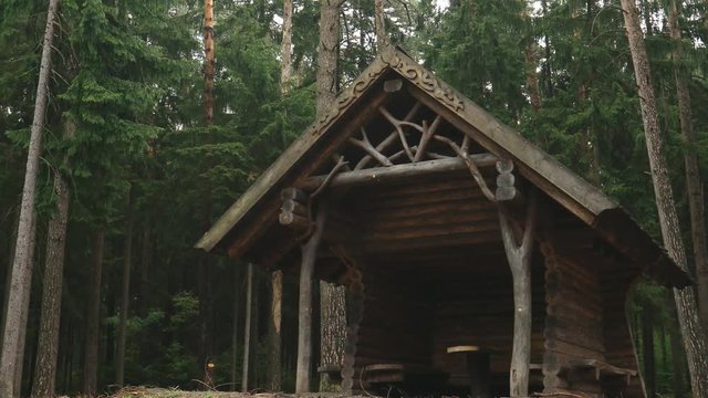 H&uuml;tte mitten im Wald