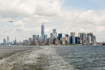 Fototapeta premium Manhattan Skyline from the waterway 