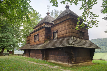 Fototapeta na wymiar Zabytkowa grekokatolicka drewniana cerkiew w Smolniku, Bieszczady. Wpisana na listę światowego dziedzictwa kultury UNESCO