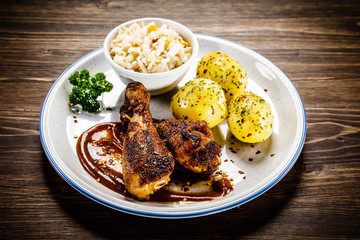 Barbecued chicken drumsticks with vegetables
