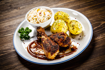 Barbecued chicken drumsticks with vegetables