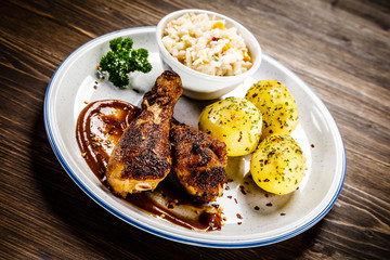 Barbecued chicken drumsticks with vegetables