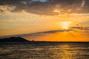 兵庫県・淡路から見る朝焼けの神戸