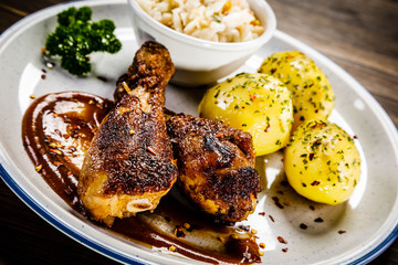 Barbecued chicken drumsticks with vegetables