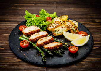 Roast chicken fillets and vegetables