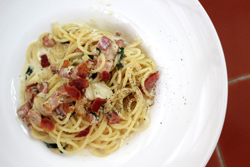 spaghetti carbonara with bacon