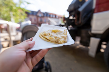 Mann hält Pfannkuchen in der Hand, Schützenfest