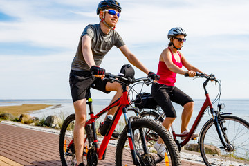 Obraz premium Healthy lifestyle - people riding bicycles