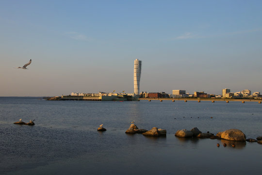 Malmö, Ostsee mit Skyline im Sonnenuntergang 