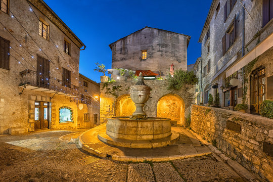 Fototapeta Famous fountain (La Grande Fontaine de 1850) at dusk in Saint Paul de Vence, Alpes-Maritimes, France