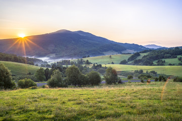 Fototapeta premium Bieszczady, Wschód słońca nad Połoniną Caryńską widok z przełęczy Wyżnej w oddali Tarnica