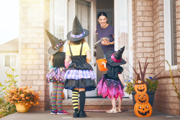 family celebrating Halloween - obrazy, fototapety, plakaty