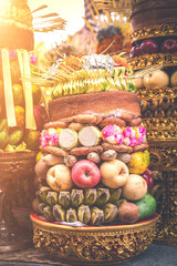Obraz na płótnie Canvas Traditional balinese offerings to Gods with fruits in basket.