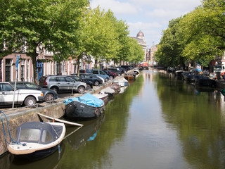 Fototapeta na wymiar Amsterdam - Niederlande - Nederland - Holland Traditionelle Grachten mit Schiffen und Bäumen 