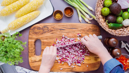 Slicing purple onion