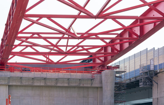 Baustelle und Vorbauschnabel einer neuen Brücke aus Stahlverbund für die Autobahn