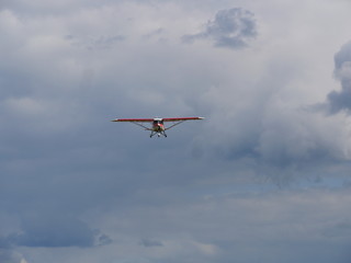 Fototapeta na wymiar Ultraleichtflugzeug im Endanflug