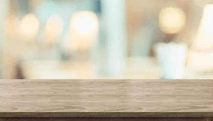 Raamstickers Lege rustieke houten tafel en wazig zacht licht tafel in restaurant met bokeh achtergrond. productweergavesjabloon. Zakelijke presentatie. © weedezign