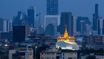 Fototapeta premium Bangkok city - beautiful sunset at Golden Mountain Pagoda, an ancient temple,wat srakesa , Bangkok Thailand