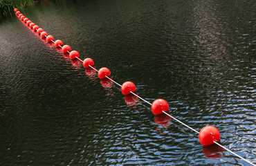 Rote Bojenkette auf dem Wasser