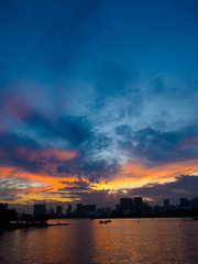 Fototapeta premium To piękny zachód słońca widziany od strony morza. To miejsce to Odaiba Beach Park w Tokio w Japonii. Chmury są pięknie ufarbowane na czerwono. To bardzo genialny utwór.