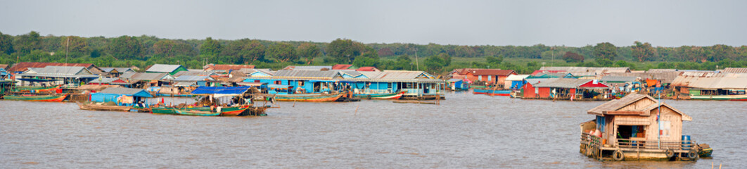Fototapeta na wymiar Chong Kneas is the floating village at the edge of the lake closest and most accessible to Siem Reap