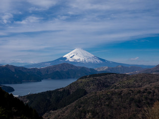 Fototapeta premium To jest sceneria, w której Mt. Fuji w Japonii można zobaczyć z przełęczy. Fuji jest widziane w Hakone nad jeziorem Ashinoko. Czas kręcenia tego zdjęcia to zima pod koniec grudnia.