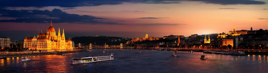 Zelfklevend Fotobehang Budapest at twilight © Givaga