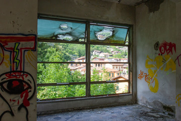finestra abbandonata