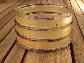 jeux de lignes avec un bougeoir dor&eacute; sur table en bois