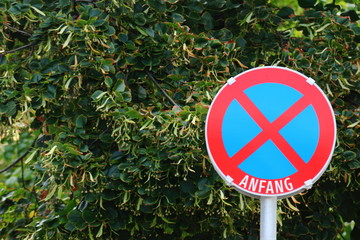 Schild - Halteverbot - Parken verboten