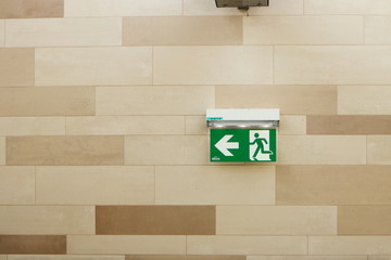 Schild - Fluchtweg inklusive Beleuchtung