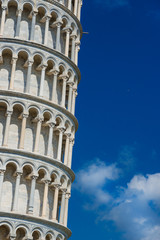Obraz premium The famous Leaning Tower of Pisa monumental arches (with blue sky and copy space)