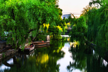 Obraz premium View of famous canal in Kurashiki, Japan in the evening