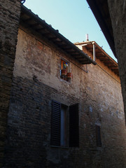 Fototapeta na wymiar narrow street of san gimignano, tuscany, italy.